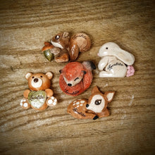 Carica l'immagine nel visualizzatore di Gallery, Calamita artigianale realizzata in polvere di ceramica atossica e dipinta a mano con colori acrilici. Personalizzata con il nome della tua località. Sul retro ha un potente magnete al neodimio e la dicitura "fatto a mano in Italia”.