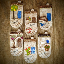 Carica l'immagine nel visualizzatore di Gallery, Calamita artigianale realizzata in polvere di ceramica atossica e dipinta a mano con colori acrilici. Personalizzata con il nome della tua località. Sul retro ha un potente magnete al neodimio e la dicitura "fatto a mano in Italia”.