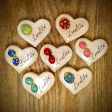 Carica l'immagine nel visualizzatore di Gallery, Calamita artigianale realizzata in polvere di ceramica atossica e dipinta a mano con colori acrilici. Personalizzata con il nome della tua località. Sul retro ha un potente magnete al neodimio e la dicitura "fatto a mano in Italia”.