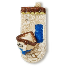 Carica l'immagine nel visualizzatore di Gallery, Calamita artigianale realizzata in polvere di ceramica atossica e dipinta a mano con colori acrilici. Personalizzata con il nome della tua località. Sul retro ha un potente magnete al neodimio e la dicitura "fatto a mano in Italia”.