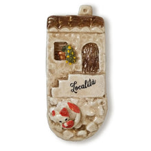 Carica l'immagine nel visualizzatore di Gallery, Calamita artigianale realizzata in polvere di ceramica atossica e dipinta a mano con colori acrilici. Personalizzata con il nome della tua località. Sul retro ha un potente magnete al neodimio e la dicitura "fatto a mano in Italia”.