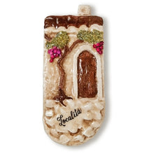 Carica l'immagine nel visualizzatore di Gallery, Calamita artigianale realizzata in polvere di ceramica atossica e dipinta a mano con colori acrilici. Personalizzata con il nome della tua località. Sul retro ha un potente magnete al neodimio e la dicitura "fatto a mano in Italia”.