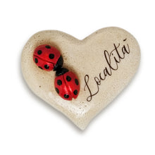 Carica l'immagine nel visualizzatore di Gallery, Calamita artigianale realizzata in polvere di ceramica atossica e dipinta a mano con colori acrilici. Personalizzata con il nome della tua località. Sul retro ha un potente magnete al neodimio e la dicitura "fatto a mano in Italia”.