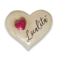 Carica l'immagine nel visualizzatore di Gallery, Calamita artigianale realizzata in polvere di ceramica atossica e dipinta a mano con colori acrilici. Personalizzata con il nome della tua località. Sul retro ha un potente magnete al neodimio e la dicitura "fatto a mano in Italia”.