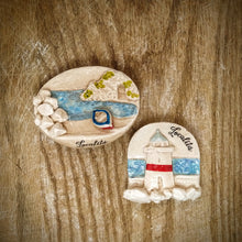 Carica l'immagine nel visualizzatore di Gallery, Calamita artigianale realizzata in polvere di ceramica atossica e dipinta a mano con colori acrilici. Personalizzata con il nome della tua località. Sul retro ha un potente magnete al neodimio e la dicitura "fatto a mano in Italia”.