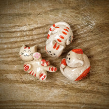 Carica l'immagine nel visualizzatore di Gallery, Calamita artigianale realizzata in polvere di ceramica atossica e dipinta a mano con colori acrilici. Personalizzata con il nome della tua località. Sul retro ha un potente magnete al neodimio e la dicitura "fatto a mano in Italia”.