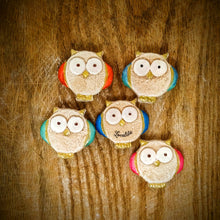 Carica l'immagine nel visualizzatore di Gallery, Calamita artigianale realizzata in polvere di ceramica atossica e dipinta a mano con colori acrilici. Personalizzata con il nome della tua località. Sul retro ha un potente magnete al neodimio e la dicitura "fatto a mano in Italia”.