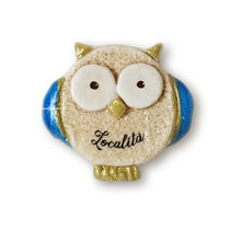 Carica l'immagine nel visualizzatore di Gallery, Calamita artigianale realizzata in polvere di ceramica atossica e dipinta a mano con colori acrilici. Personalizzata con il nome della tua località. Sul retro ha un potente magnete al neodimio e la dicitura "fatto a mano in Italia”.