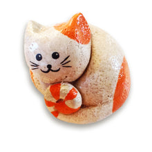 Carica l'immagine nel visualizzatore di Gallery, Calamita artigianale realizzata in polvere di ceramica atossica e dipinta a mano con colori acrilici. Personalizzata con il nome della tua località. Sul retro ha un potente magnete al neodimio e la dicitura "fatto a mano in Italia”.