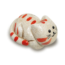 Carica l'immagine nel visualizzatore di Gallery, Calamita artigianale realizzata in polvere di ceramica atossica e dipinta a mano con colori acrilici. Personalizzata con il nome della tua località. Sul retro ha un potente magnete al neodimio e la dicitura "fatto a mano in Italia”.