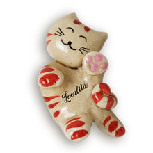 Carica l'immagine nel visualizzatore di Gallery, Calamita artigianale realizzata in polvere di ceramica atossica e dipinta a mano con colori acrilici. Personalizzata con il nome della tua località. Sul retro ha un potente magnete al neodimio e la dicitura "fatto a mano in Italia”.