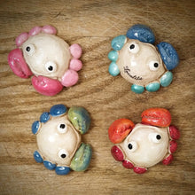 Carica l'immagine nel visualizzatore di Gallery, Calamita artigianale realizzata in polvere di ceramica atossica e dipinta a mano con colori acrilici. Personalizzata con il nome della tua località. Sul retro ha un potente magnete al neodimio e la dicitura "fatto a mano in Italia”.