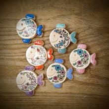 Carica l'immagine nel visualizzatore di Gallery, Calamita artigianale realizzata in polvere di ceramica atossica e dipinta a mano con colori acrilici. Personalizzata con il nome della tua località. Sul retro ha un potente magnete al neodimio e la dicitura "fatto a mano in Italia”.