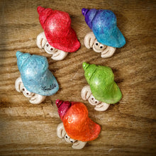 Carica l'immagine nel visualizzatore di Gallery, Calamita artigianale realizzata in polvere di ceramica atossica e dipinta a mano con colori acrilici. Personalizzata con il nome della tua località. Sul retro ha un potente magnete al neodimio e la dicitura "fatto a mano in Italia”.