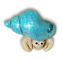 Carica l'immagine nel visualizzatore di Gallery, Calamita artigianale realizzata in polvere di ceramica atossica e dipinta a mano con colori acrilici. Personalizzata con il nome della tua località. Sul retro ha un potente magnete al neodimio e la dicitura "fatto a mano in Italia”.