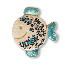 Carica l'immagine nel visualizzatore di Gallery, Calamita artigianale realizzata in polvere di ceramica atossica e dipinta a mano con colori acrilici. Personalizzata con il nome della tua località. Sul retro ha un potente magnete al neodimio e la dicitura "fatto a mano in Italia”.