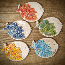 Carica l'immagine nel visualizzatore di Gallery, Calamita artigianale realizzata in polvere di ceramica atossica e dipinta a mano con colori acrilici. Personalizzata con il nome della tua località. Sul retro ha un potente magnete al neodimio e la dicitura "fatto a mano in Italia”.