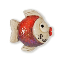 Carica l'immagine nel visualizzatore di Gallery, Calamita artigianale realizzata in polvere di ceramica atossica e dipinta a mano con colori acrilici. Personalizzata con il nome della tua località. Sul retro ha un potente magnete al neodimio e la dicitura "fatto a mano in Italia”.