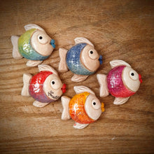 Carica l'immagine nel visualizzatore di Gallery, Calamita artigianale realizzata in polvere di ceramica atossica e dipinta a mano con colori acrilici. Personalizzata con il nome della tua località. Sul retro ha un potente magnete al neodimio e la dicitura "fatto a mano in Italia”.