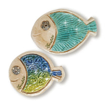 Carica l'immagine nel visualizzatore di Gallery, Calamita artigianale realizzata in polvere di ceramica atossica e dipinta a mano con colori acrilici. Personalizzata con il nome della tua località. Sul retro ha un potente magnete al neodimio e la dicitura "fatto a mano in Italia”.