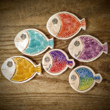 Carica l'immagine nel visualizzatore di Gallery, Calamita artigianale realizzata in polvere di ceramica atossica e dipinta a mano con colori acrilici. Personalizzata con il nome della tua località. Sul retro ha un potente magnete al neodimio e la dicitura "fatto a mano in Italia”.