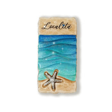 Carica l'immagine nel visualizzatore di Gallery, Calamita artigianale realizzata in polvere di ceramica atossica e dipinta a mano con colori acrilici. Personalizzata con il nome della tua località. Sul retro ha un potente magnete al neodimio e la dicitura "fatto a mano in Italia”.