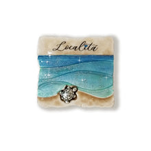 Carica l'immagine nel visualizzatore di Gallery, Calamita artigianale realizzata in polvere di ceramica atossica e dipinta a mano con colori acrilici. Personalizzata con il nome della tua località. Sul retro ha un potente magnete al neodimio e la dicitura "fatto a mano in Italia”.
