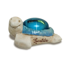 Carica l'immagine nel visualizzatore di Gallery, Calamita artigianale realizzata in polvere di ceramica atossica e dipinta a mano con colori acrilici. Personalizzata con il nome della tua località. Sul retro ha un potente magnete al neodimio e la dicitura "fatto a mano in Italia”.