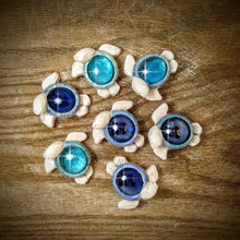 Carica l'immagine nel visualizzatore di Gallery, Calamita artigianale realizzata in polvere di ceramica atossica e dipinta a mano con colori acrilici. Personalizzata con il nome della tua località. Sul retro ha un potente magnete al neodimio e la dicitura "fatto a mano in Italia”.