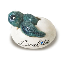 Carica l'immagine nel visualizzatore di Gallery, Calamita artigianale realizzata in polvere di ceramica atossica e dipinta a mano con colori acrilici. Personalizzata con il nome della tua località. Sul retro ha un potente magnete al neodimio e la dicitura "fatto a mano in Italia”.