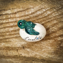 Carica l'immagine nel visualizzatore di Gallery, Calamita artigianale realizzata in polvere di ceramica atossica e dipinta a mano con colori acrilici. Personalizzata con il nome della tua località. Sul retro ha un potente magnete al neodimio e la dicitura "fatto a mano in Italia”.