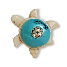 Carica l'immagine nel visualizzatore di Gallery, Calamita artigianale realizzata in polvere di ceramica atossica e dipinta a mano con colori acrilici. Personalizzata con il nome della tua località. Sul retro ha un potente magnete al neodimio e la dicitura "fatto a mano in Italia”.