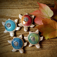 Carica l'immagine nel visualizzatore di Gallery, Calamita artigianale realizzata in polvere di ceramica atossica e dipinta a mano con colori acrilici. Personalizzata con il nome della tua località. Sul retro ha un potente magnete al neodimio e la dicitura "fatto a mano in Italia”.