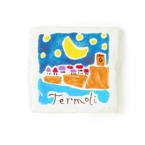 Calamita artigianale realizzata in polvere di ceramica atossica e dipinta a mano con colori acrilici.  Personalizzata con il nome della tua località.  Sul retro ha un potente magnete al neodimio e la dicitura 