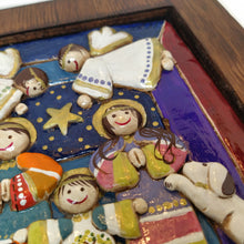 Carica l&#39;immagine nel visualizzatore di Gallery, PRESEPE CON GATTINO E CAGNOLINO con cornice
