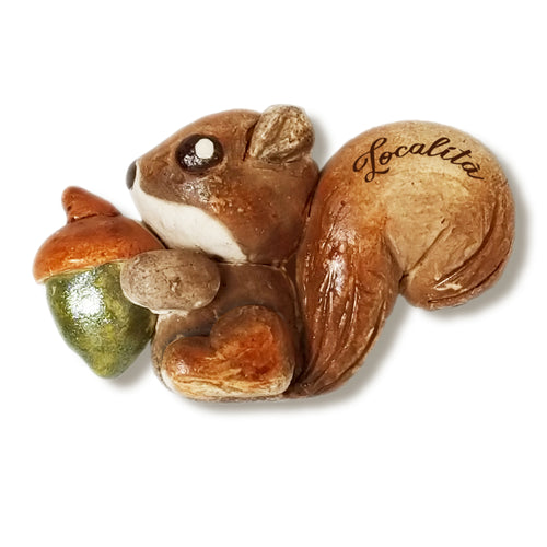Calamita artigianale realizzata in polvere di ceramica atossica e dipinta a mano con colori acrilici.  Personalizzata con il nome della tua località.  Sul retro ha un potente magnete al neodimio e la dicitura 