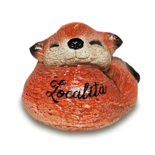Calamita artigianale realizzata in polvere di ceramica atossica e dipinta a mano con colori acrilici.  Personalizzata con il nome della tua località.  Sul retro ha un potente magnete al neodimio e la dicitura 